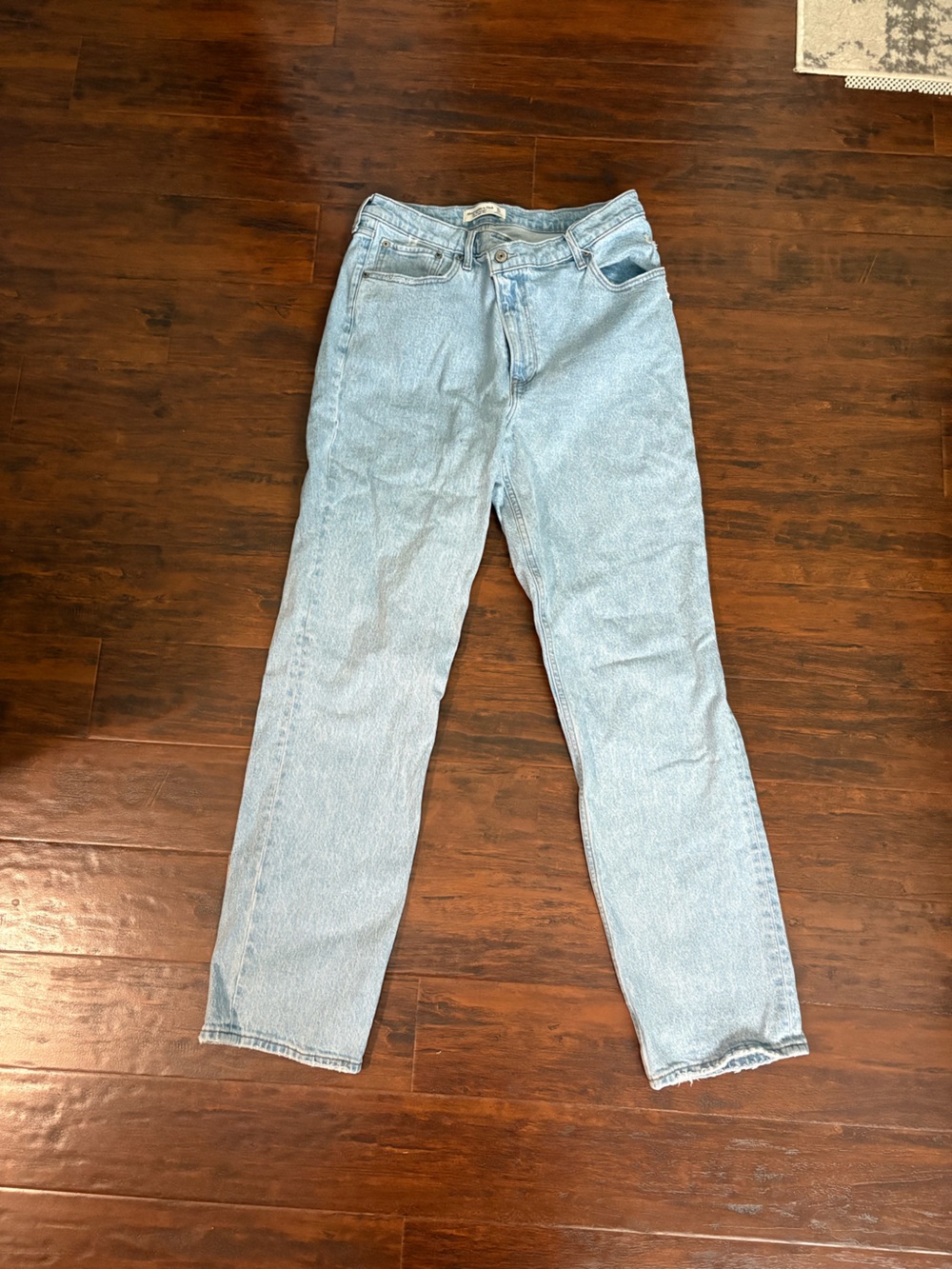 Abercrombie & Fitch Ultra High Rise 90s Straight Jean